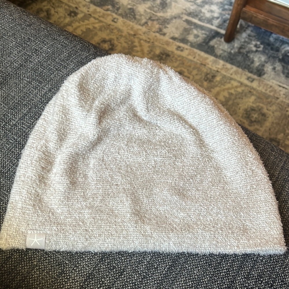Barefoot Dreams Beanie - Size Large Never Worn!